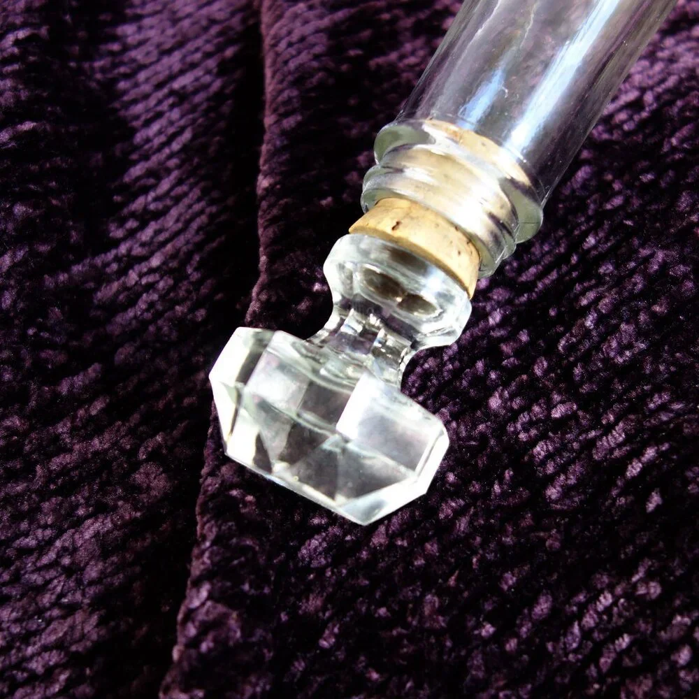[Vintage] Clear Glass Grape Pattern Wine Decanter